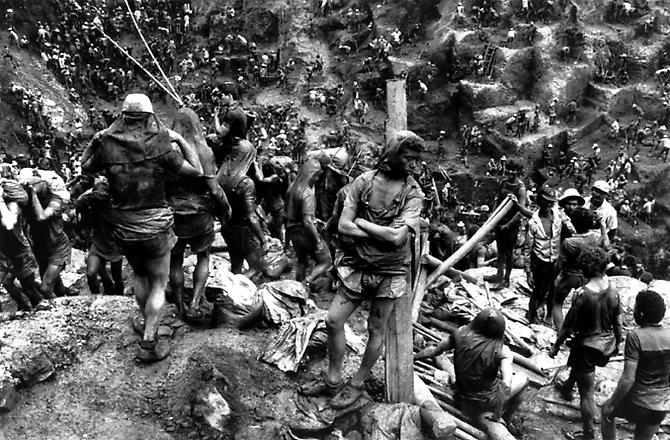 Barrancos [Man leaning on a pole], Serra Pelada, Brazil
1986
gelatin silver print