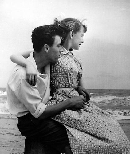 Lovers, Seashore, Butlins, Skegness
1952
gelatin silver print