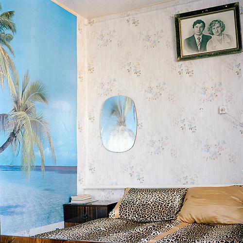 OLGA CHAGAOUTDINOVA | BEDROOM IN SIBERIA | C-PRINT | 61 x 61 CENTIMETERS | 2004