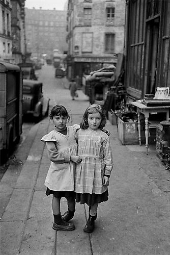 Les Aimes, Paris
1952
gelatin silver print