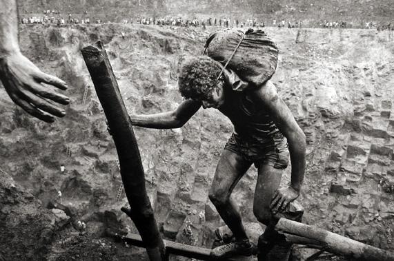 Goldmine, Serra Pelada, Brazil [climbing]
1986
gelatin silver print