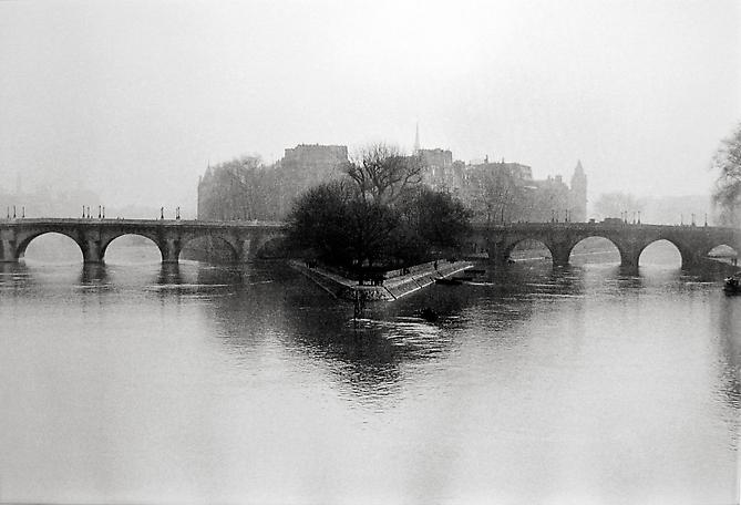 Ile de la Cité, Paris
1952
gelatin silver print