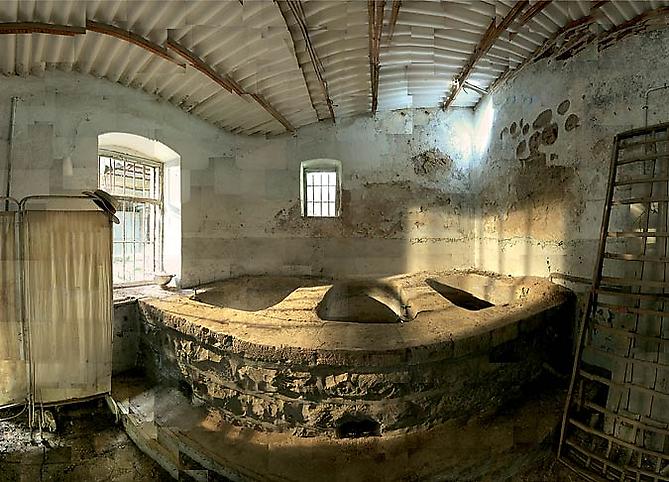  Three Bathtubs and a Hat , 2004
C-Print
28 x 39 inches (72 x 100 cm)
Edition of 7