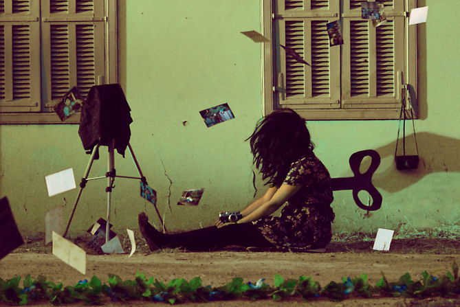  The Tired Photographer (2011)  -  Enquire 
From the  52 Weeks  Series
Archival Print on Cotton Paper
102 x 68 cm (Editions of 8)
