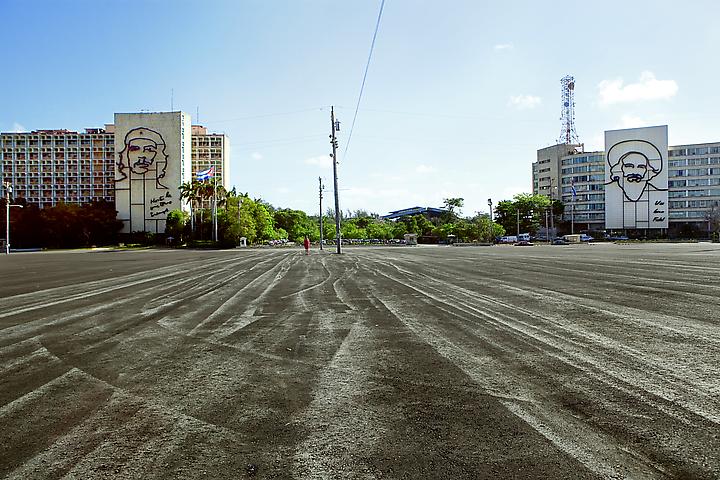 The Empty Plaza / La Plaza Vacia III (2012)
Digital Chromogenic Print; 26.13h x 39.5w in (66.37h x 100.33w cm); Edition of 3 with 1 AP