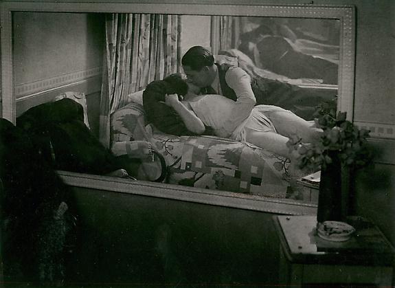 Couple Allonge dans une "Maison d'Illusion", c. 1932