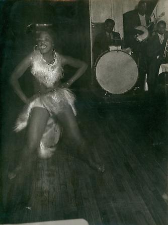Gisèle a La Boule Blanche, Montparnasse, Paris, c. 1932