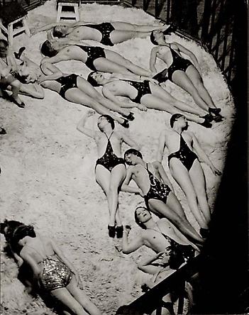 Le Dompteur et ses Fauves, vue des Coulisses des Folies-Bergere, c. 1932