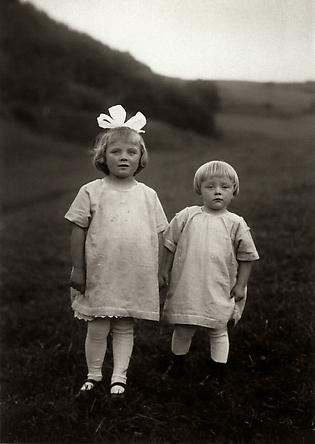 August Sander 
Farm Children, c. 1928
© SK-Stiftung Kultur – August Sander Archiv VG-Bild Kunst, Bonn