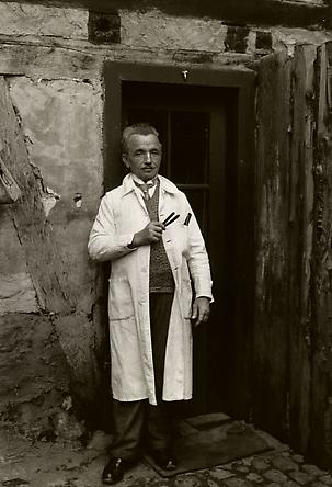 August Sander 
Barber, 1930
© SK-Stiftung Kultur – August Sander Archiv VG-Bild Kunst, Bonn