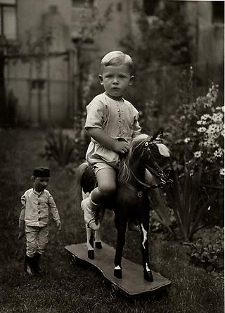 August Sander 
Middle-class Child, c. 1925
© SK-Stiftung Kultur – August Sander Archiv VG-Bild Kunst, Bonn