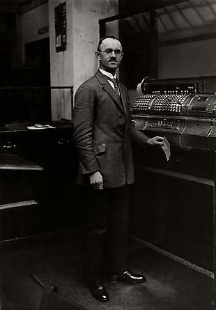 August Sander
Savings Bank Cashier, 1928
© SK-Stiftung Kultur – August Sander Archiv VG-Bild Kunst, Bonn