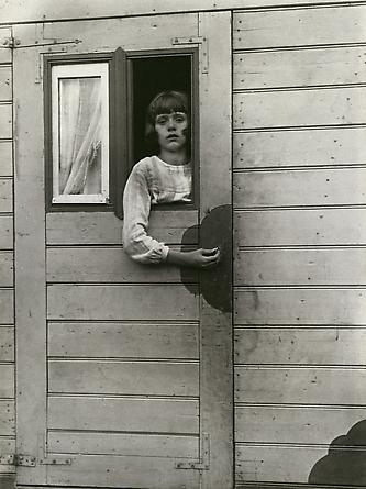 August Sander
Girl in Fairground Caravan, 1926-32
© SK-Stiftung Kultur - August Sander Archiv VG-Bild Kunst, Bonn
