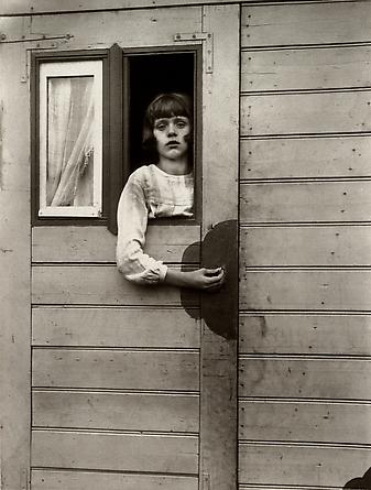 August Sander 
Girl in Fairground Caravan, 1926-32
© SK-Stiftung Kultur – August Sander Archiv VG-Bild Kunst, Bonn