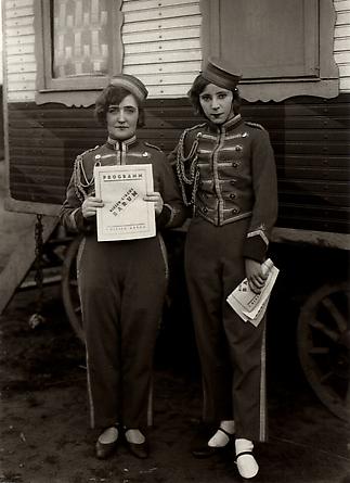 August Sander 
Usherettes, 1926-32
© SK-Stiftung Kultur – August Sander Archiv VG-Bild Kunst, Bonn