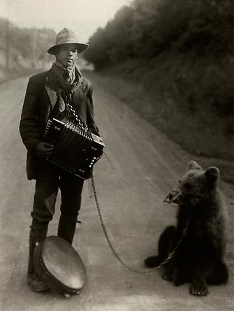 August Sander 
Showman with Performing Bear in the Westerwald, 1929
© SK-Stiftung Kultur – August Sander Archiv VG-Bild Kunst, Bonn