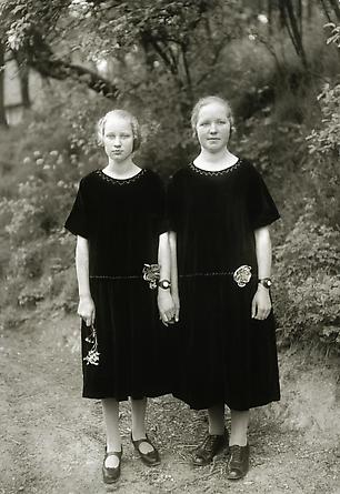 August Sander 
Country Girls, 1925
© SK-Stiftung Kultur – August Sander Archiv VG-Bild Kunst, Bonn