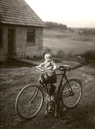 August Sander 
Forester's child, Westerwald, 1931
© SK-Stiftung Kultur – August Sander Archiv VG-Bild Kunst, Bonn