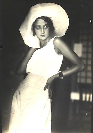 Renee Perle at Biarritz, 1930 [JHL 017]