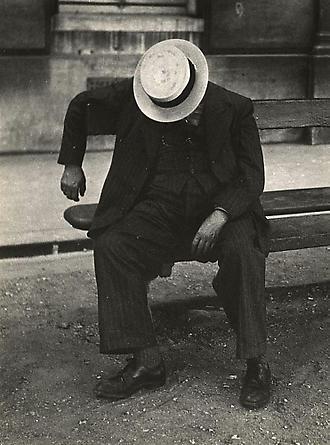 Dormeur au conotier sur un banc, 1930's