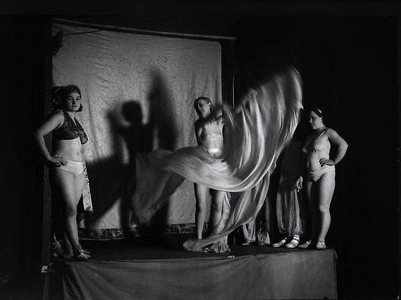 La Loie Fuller, s'exhibant a la Fete Foraine, sur l'estrade, Boulevard Saint Jacques, 1930's