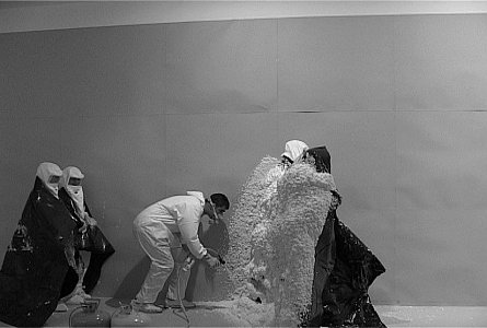 SANTIAGO SIERRA
POLYURETHANE SPRAYED ON THE BACKS OF 10 WORKERS
Lisson Gallery London, U.K. July 2004.