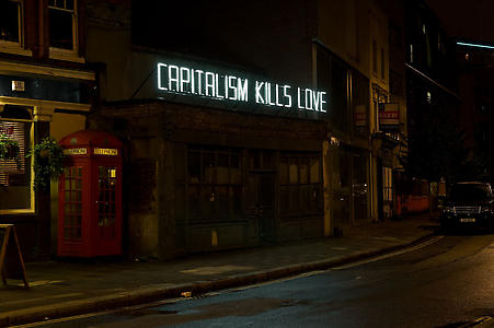 Claire Fontaine
Capitalism Kills (Love), 2008
K.font, painted neon, framework, cables, transformer and flashing unit
1090 x 8000 x 1200 mm