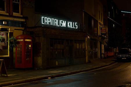 Claire Fontaine
Capitalism Kills (Love), 2008
K.font, painted neon, framework, cables, transformer and flashing unit
1090 x 8000 x 1200 mm