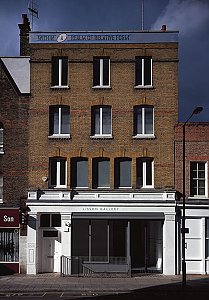 Lawrence Weiner
<i>WITHIN A REALM OF RELATIVE FORM</i>, 2005
Language & the materials referred to
Lisson Gallery 29 Bell Street, 19th October - 23rd November 2005