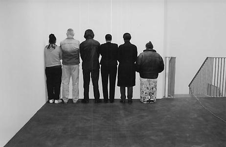 SANTIAGO SIERRA
GROUP OF PERSONS FACING THE WALL AND PERSON FACING INTO A CORNER
Lisson Gallery. London, United Kingdom. October 2002.