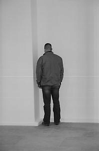 SANTIAGO SIERRA
GROUP OF PERSONS FACING THE WALL AND PERSON FACING INTO A CORNER
Lisson Gallery. London, United Kingdom. October 2002.