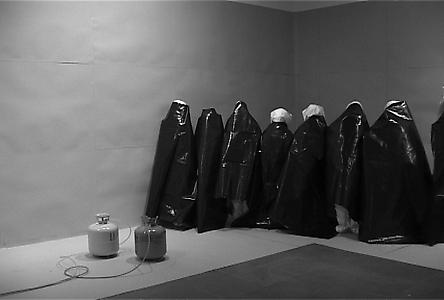 SANTIAGO SIERRA
POLYURETHANE SPRAYED ON THE BACKS OF 10 WORKERS
Lisson Gallery London, U.K. July 2004.