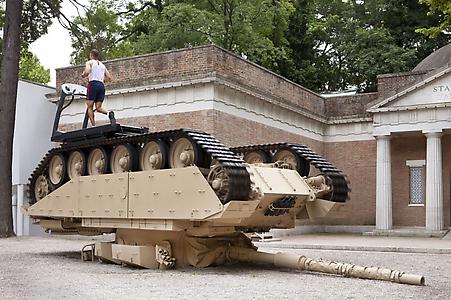 <i>Track and Field</i> 2011
Tank and treadmill, runner (Dan O’Brien, 1996 Olympic Decathalon Gold Medalist, depicted)
Installation view: “Gloria” US Pavilion, presented by the Indianapolis Museum of Art, 54th International Art Exhibition, La Bienal di Venezia
Photo: Andrew Bordwin