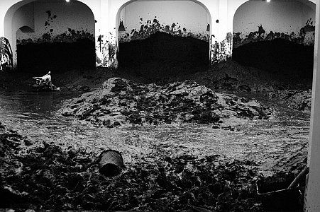 SANTIAGO SIERRA
HOUSE IN MUD
Kestnergesellschaft, Hannover, Germany. February 2005.