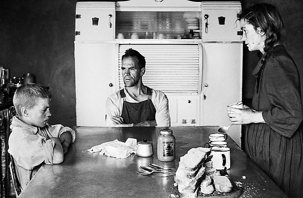 <b>A plot-holder, his wife and their eldest son at lunch, Wheatlands, Randfontein</b>, September 1962. Image