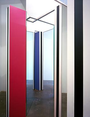 DANIEL BUREN
<b>Cabane eclatée polychrome aux mirroirs</b>, 2004 Image