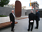 Ellsworth Kelly with <i>Stele I, </i> 1973, at the San Francisco Museum of Modern Art