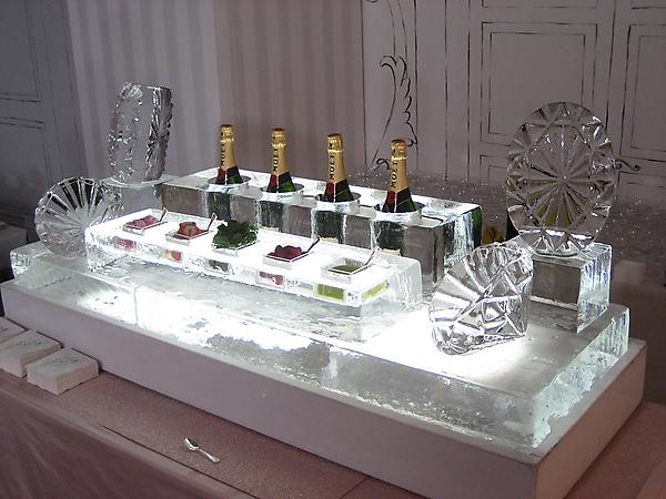 Tabletop Champagne Bar with Diamond Sculptures
TODAY throws a Wedding
Tiffany & Co., NY