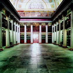 Candida Höfer<br />Universitätsbibliothek Helsinki<br />2001<br />