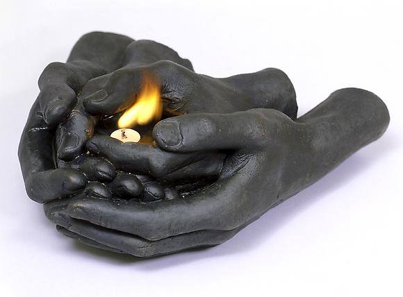 En Tí III, 2004
Bronze oil and candle
3 1/2 x 7 1/2 x 11 inches
9 x 19 x 27.9 cm