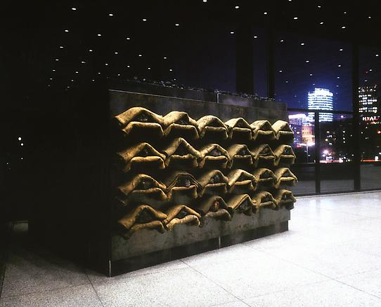 Untitled
1999
jute sac, volcanic stones, steel
200 x 360 x 39 cm