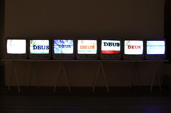 Fundos Reais (Real Funds)
2008 - 2009 
videoinstallation, 7 monitors, 7 dvd players, wood table, table legs, 6 min each video
380 x 150 x 80 cm